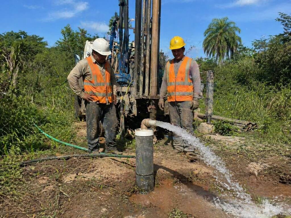 agua saliendo de una perforacion de agua en el chaco